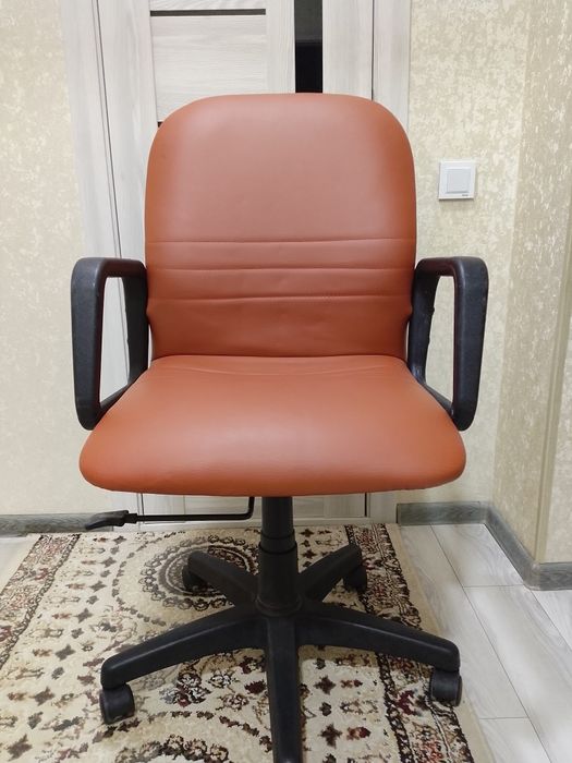 Ofis kreslo sotiladi. Kojzami yengi. Mexanizmlari ishlidi