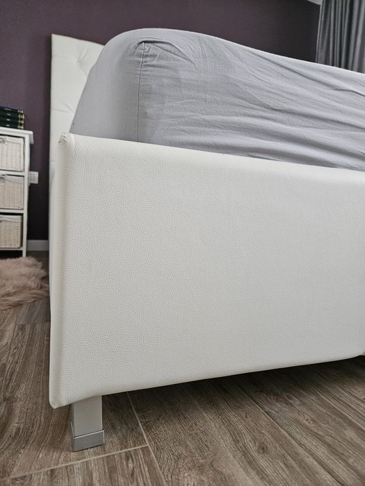 Vand pat tapițat alb ,somiera,spatiu de depozitare si saltea  Previ  + 2 perne