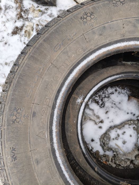 Продам две шины липучка