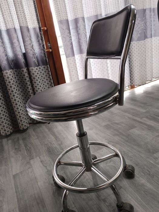 Kosmetolog stul gildirakli stulcha pomoshnik