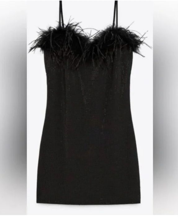 Ефектна рокля Zara с пера и камъни