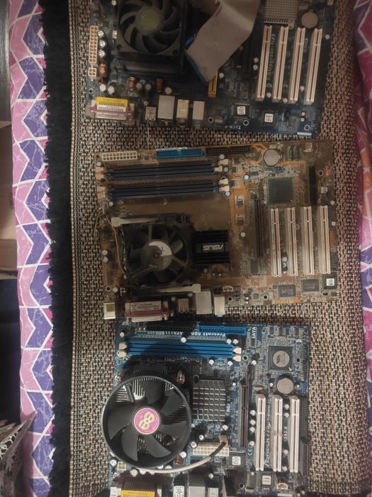 Vând placi de baza placi de sunet diferite placi electronice și laptop