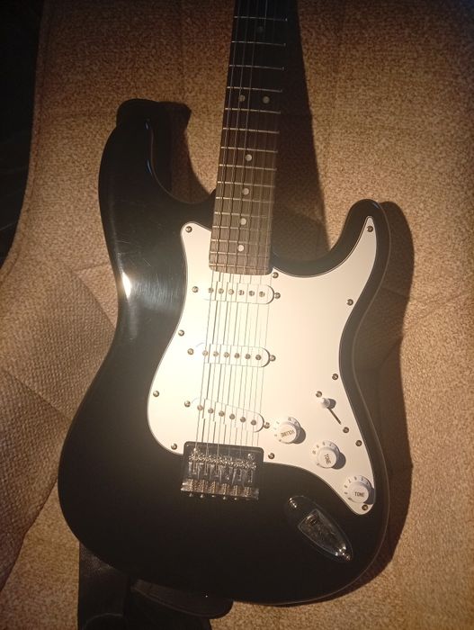 Squier sonic Stratocaster by fender