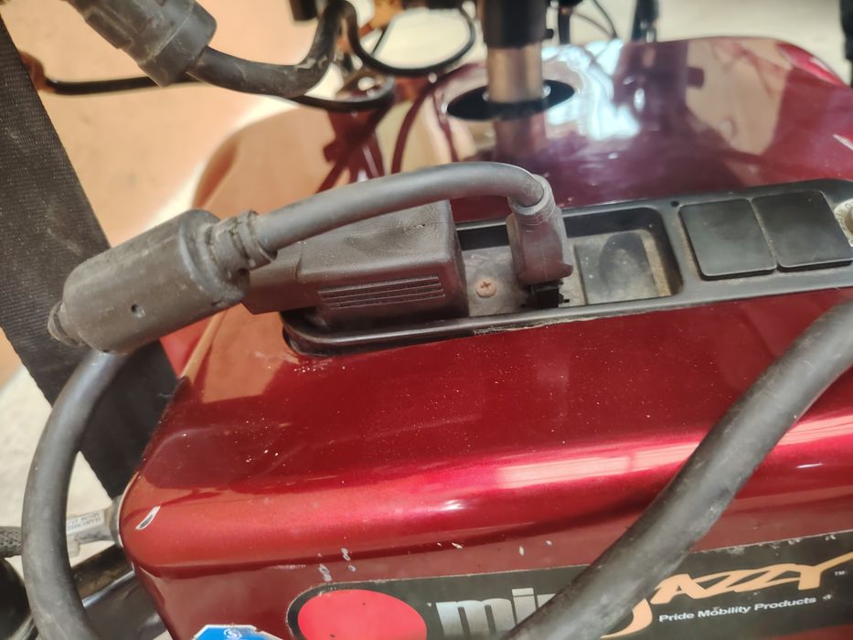 Scaun rotile electric