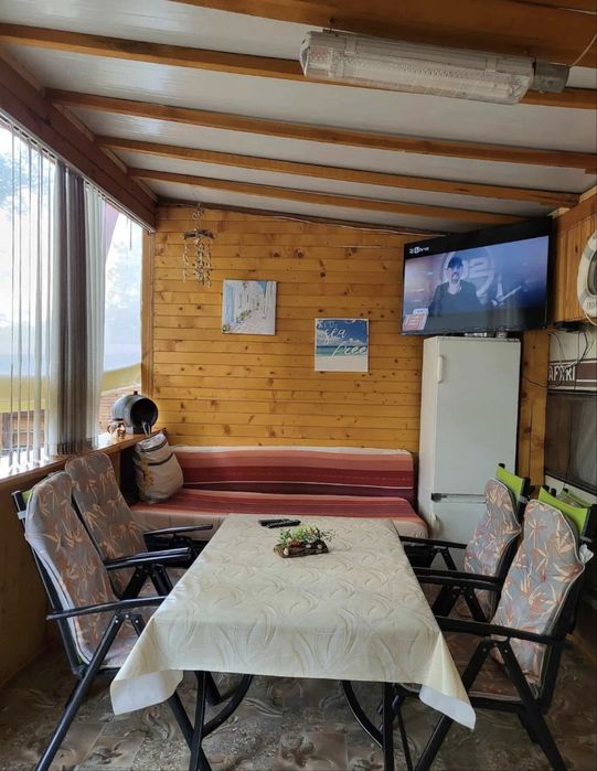 Продавам напълно оборудвана каравана с парко място.