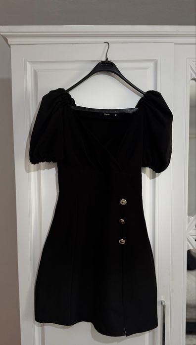 короткое чёрное платье.