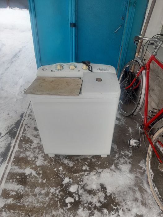 Стиральная машина,полуавтомат,,работает, только отжим не работает