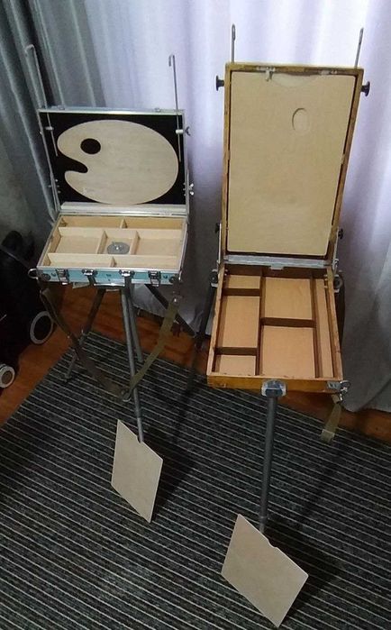 этюдники размеры  40+28+8  и  34+23+8   есть кисточки.