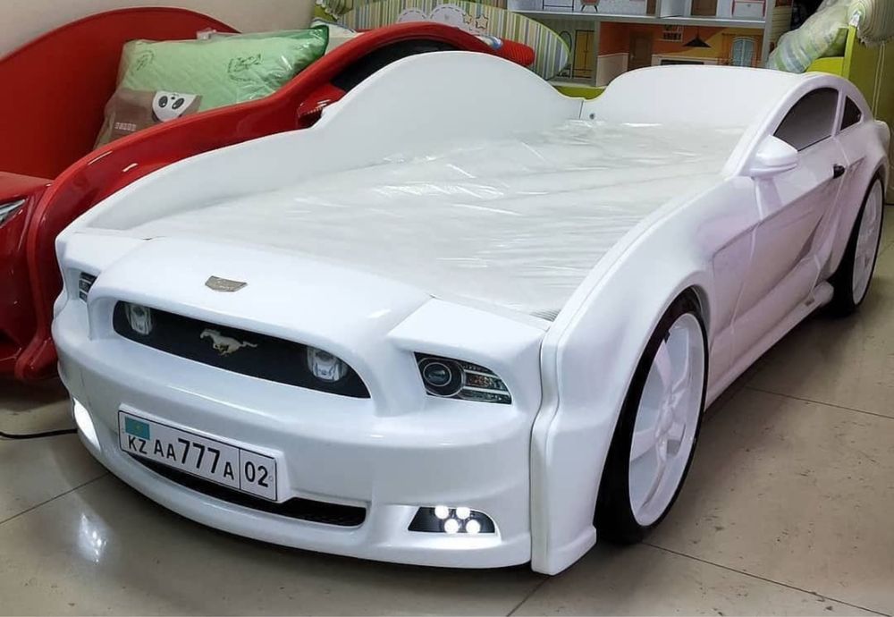 Детская кровать машина