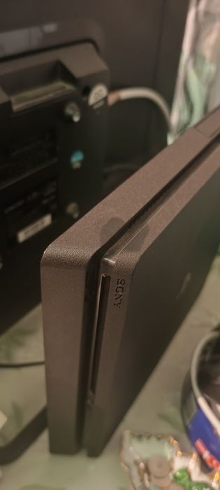 Vând PlayStation 4 slim