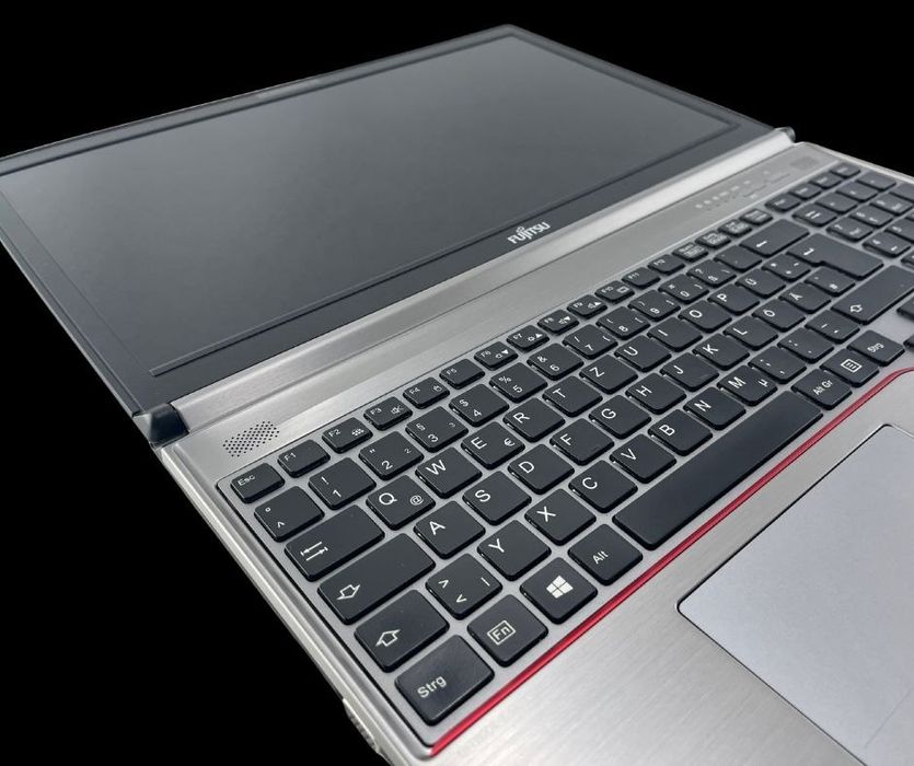 Fujitsu noutbuk.