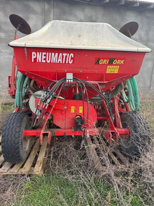 Vând tractor utb650+combinator+semănătoare