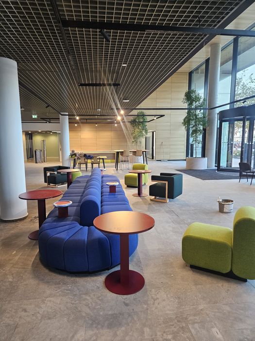 Executa lucrări de montaj mobilier