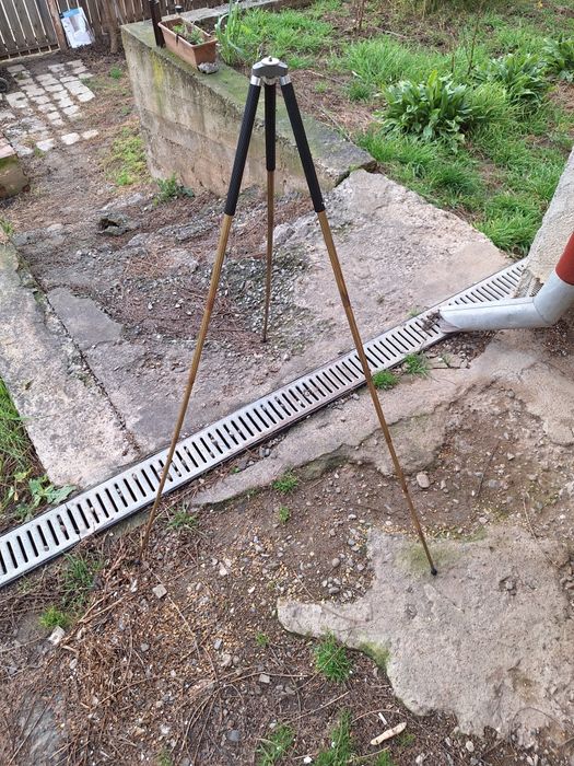 Trepied vechi pentru aparate foto