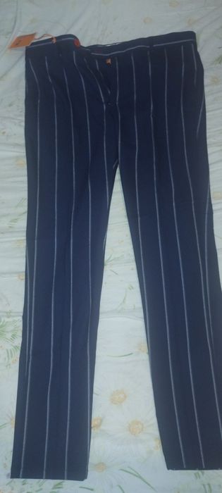 Pantaloni noi cu eticheta