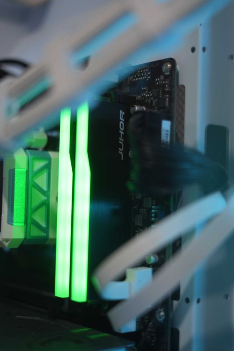 Montaj uchun kuchli kompyuter sotiladi srochno