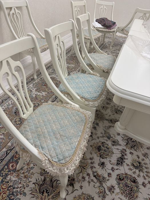 Продается гостиный стол с стулями