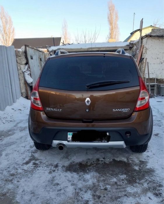 Машина renault sandero