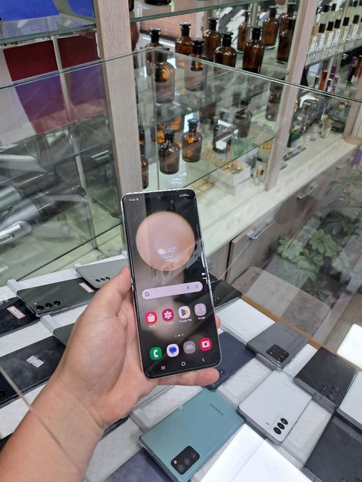 Samsung Z Flip5 xotirasi 8/256 Gb