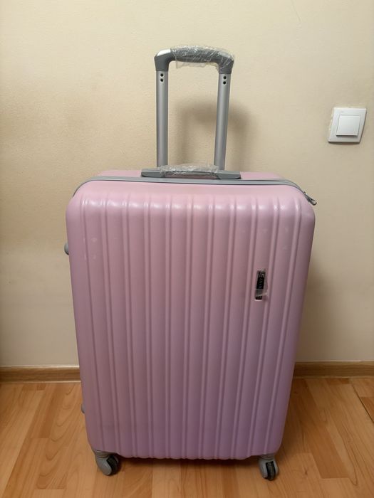 Продам новый чемодан