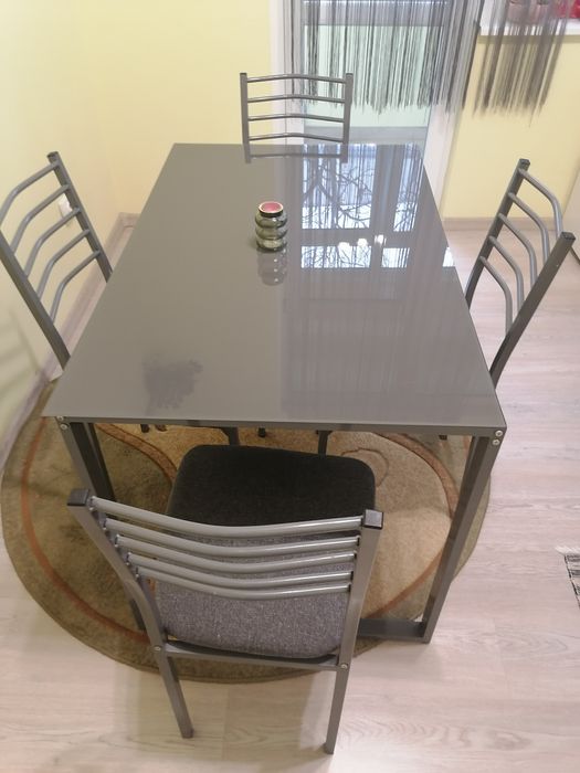 Кухненска маса  стъклена сива и столове