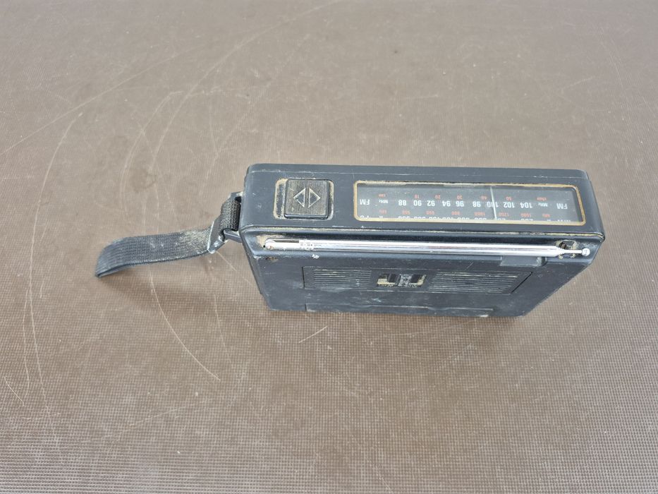 Vând Radio  marca Philips  , model 90 AL 170/00

- Carcasele prezinta uzura ,exfoliere,zgirieturi, bucati lipsa. 

- radio nu  a fost probat si acest