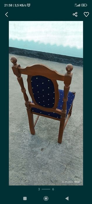 Стол с стульями.