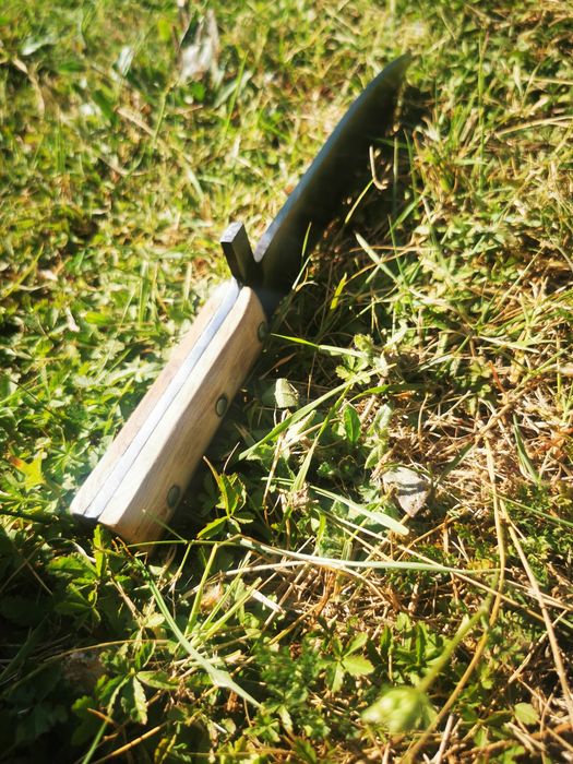 Cuțit de vânătoare / supraviețuire din oțel arc – Mâner salcâm, 32 cm