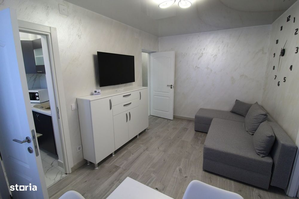 Vând apartament 3 camere în Hunedoara, zona Micro1-Teatru, etaj 4...
