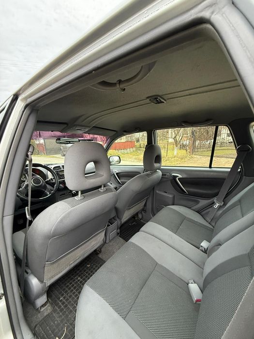 Toyota RAV-4 anul 2003