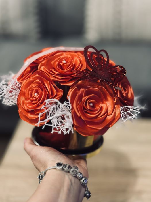 Decoratiune din trandafiri de satin