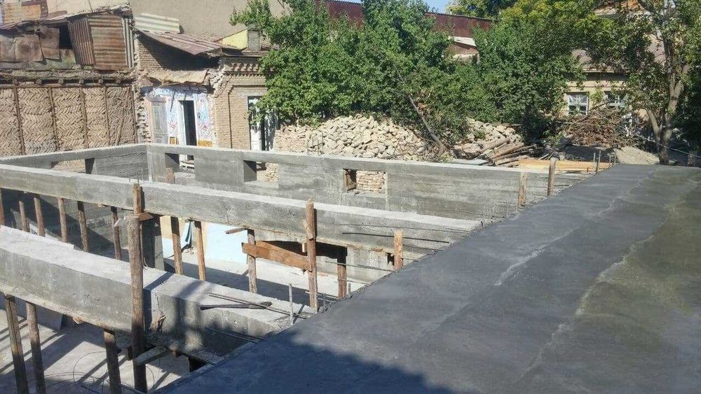 14 sotix uchastkasi, Samarqand Registondan atigi 1 km. Tezda sotiladi.