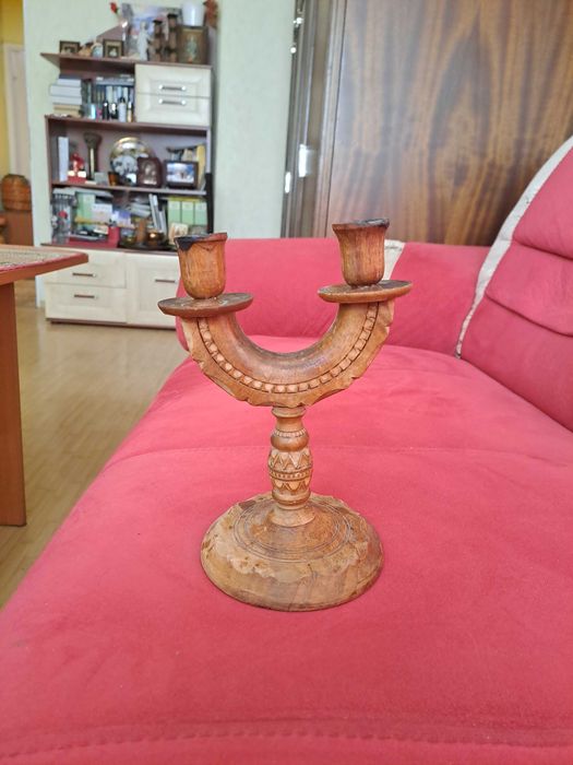 Стар свещник с дърворезба