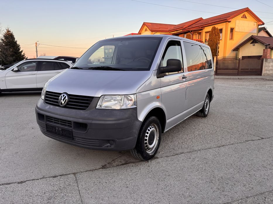 Vand vw transporter 1.9 TDI  8+1 locuri.