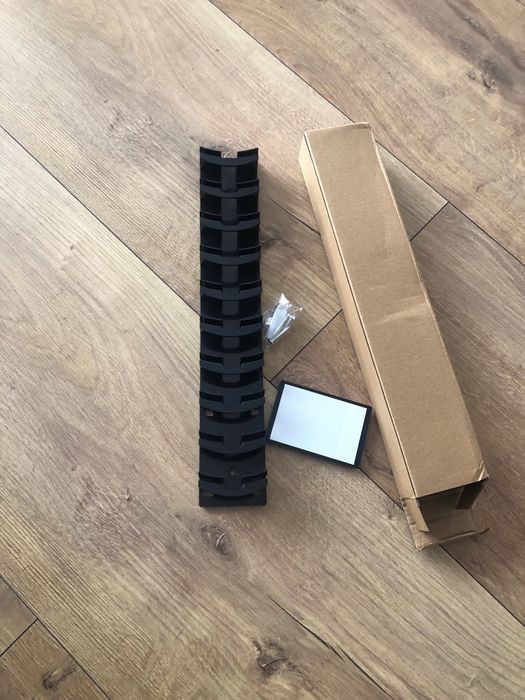 Поставка за шапки