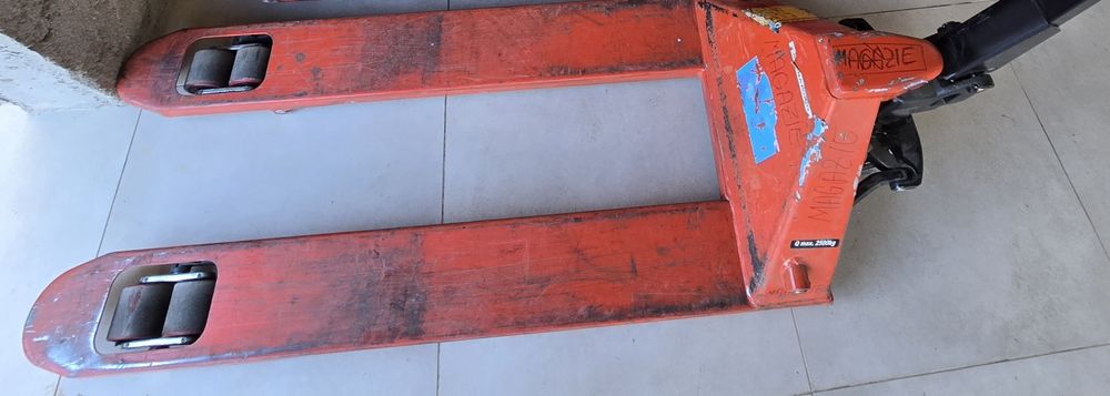 Transpaleta / Liza capacitate 2500kg