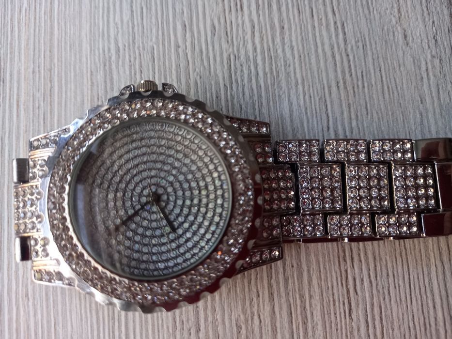 Красив часовник с камъни