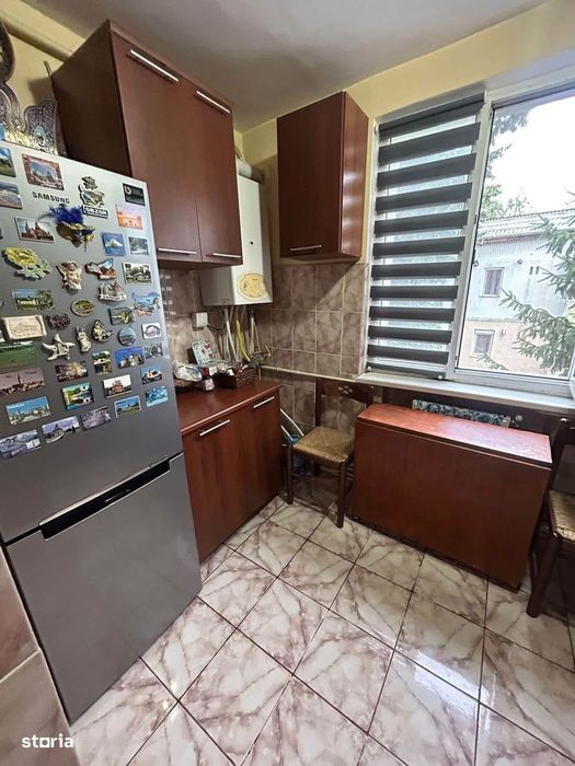 De vanzare apartament cu 2 camere, decomandat,  balcon, zona Smirodava