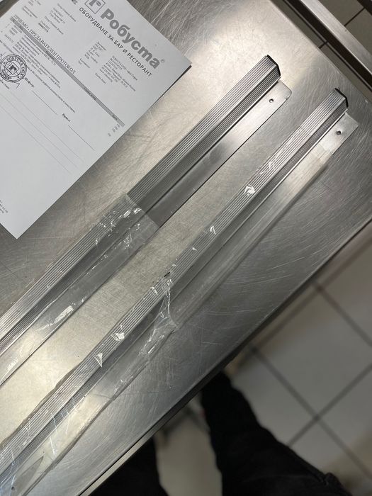 Италианска пица фурна, хладилна мензола и аксесоари.