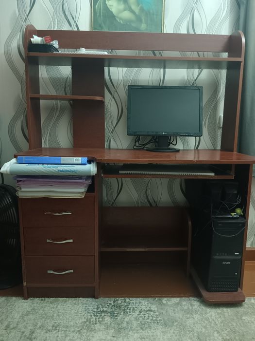 Шифоньер, трюмо, комод, тумбочки и компьютерный стол