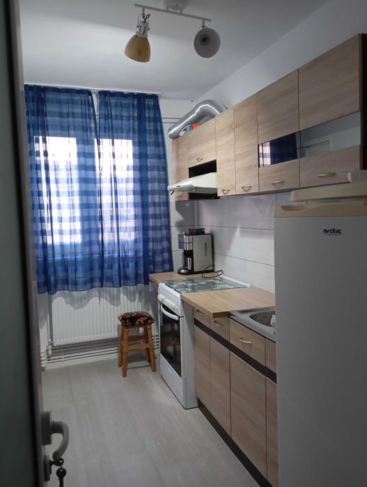 Închiriez apartament cu 2 camere decomandat M20