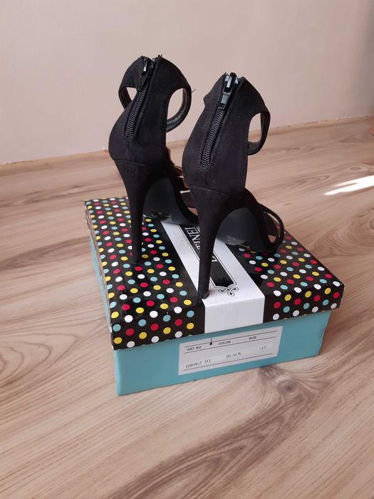 елегантни сандалки с камъни