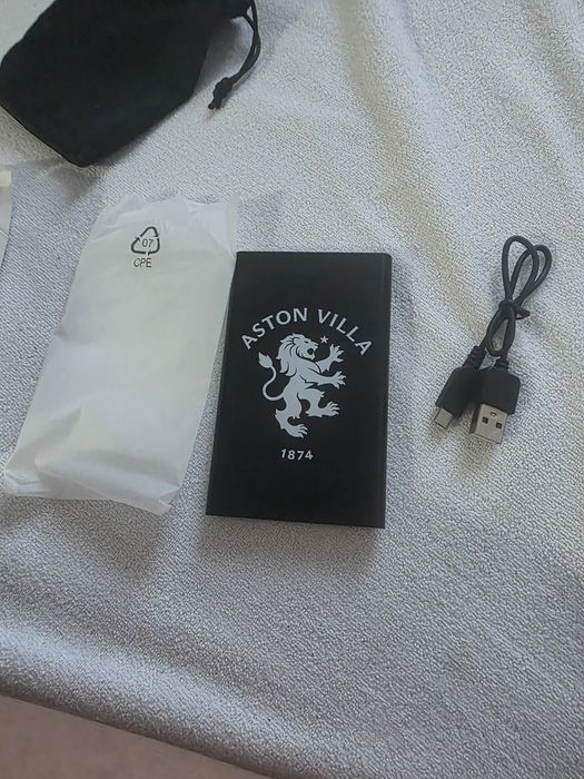 Baterie externă (Power Bank) oficială Aston Villa FC, ideală pentru fanii echipei sau colecționari de merch din Premier League am multe bucati .