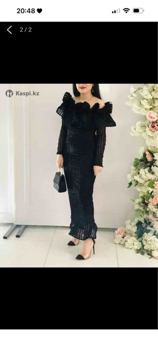 Черное платье очень красивое и элегантное.