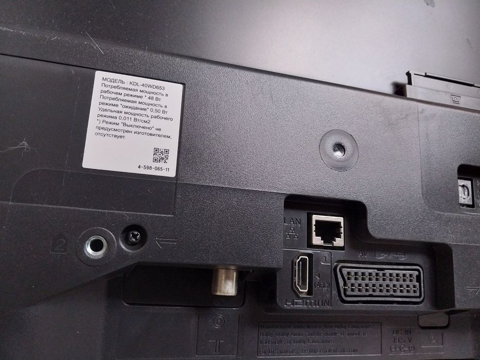 Смарт телевизор Sony 101см. По бокам есть засветы.
