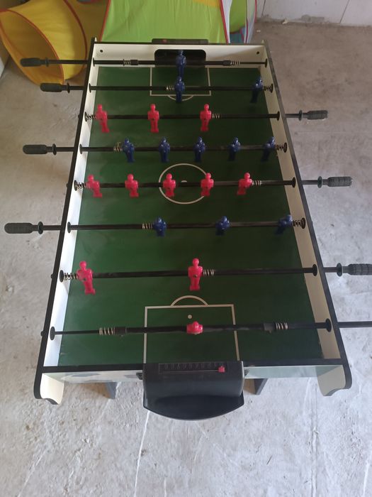 Vand masa de fotbal cu picioare.