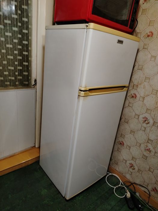 Холодильник срочно сотилади