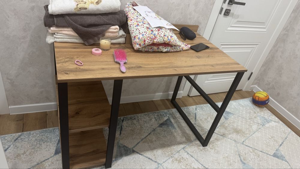 Письменный стол в хорошем состоянии