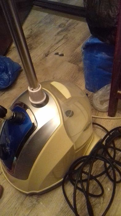 Паровая машина утюг для выглаживания разнообразных видов одежды.