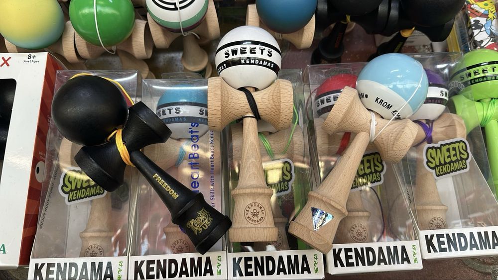 Kendama KROM POP/ SWEETS – jucărie originală, nouă, diverse culori
